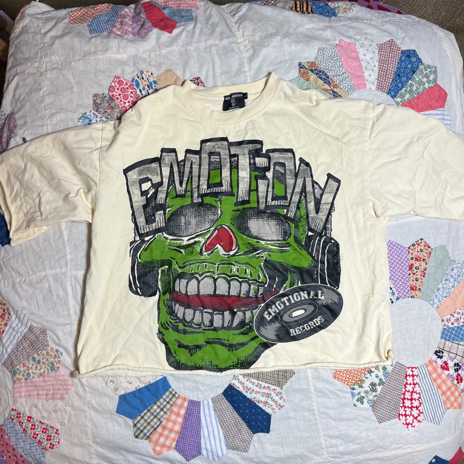 Mixed Emotion Cream Skull Graphic T-Shirt Boxy Raw Hem Streetwear Large